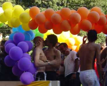 Carro gay Milano 2003.jpg